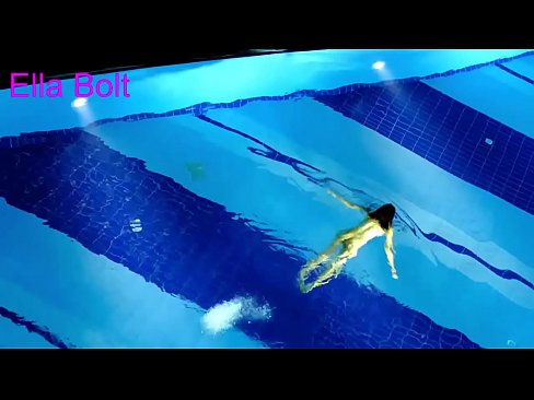 ❤️ मी पाहणे थांबवू शकत नाही, तरुण गोरा ELLA BOLT रिसॉर्ट पूलमध्ये नग्न पोहताना पकडला गेला ️❌ लिंग ❌